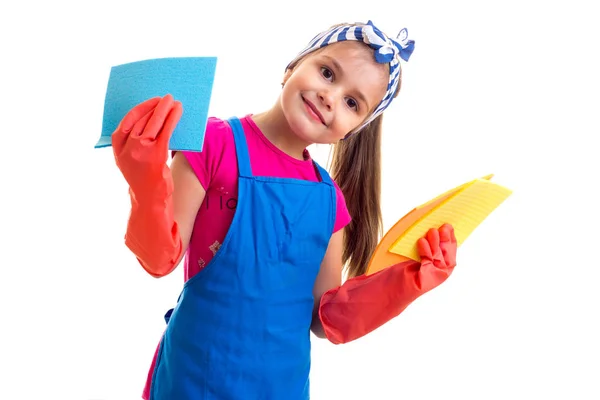 Meisje in schort en handschoenen houden poetsdoeken — Stockfoto
