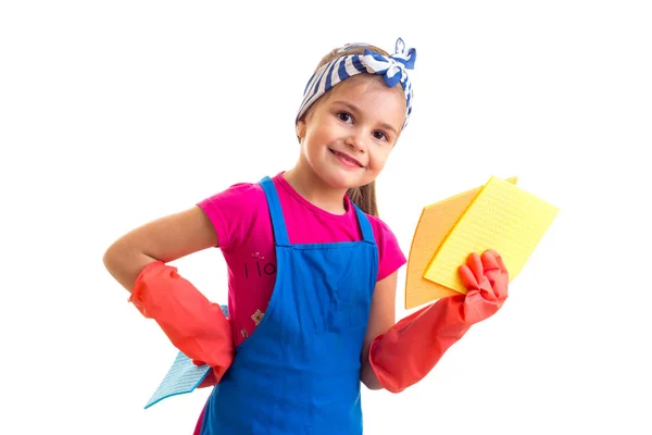 Meisje in schort en handschoenen houden poetsdoeken — Stockfoto