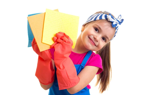 Meisje in schort en handschoenen houden poetsdoeken — Stockfoto