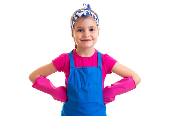 Meisje in schort en handschoenen — Stockfoto