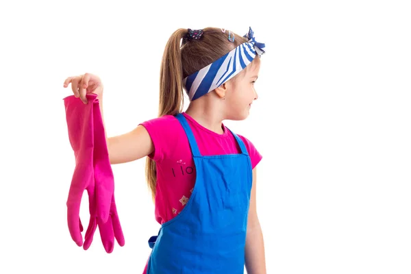 Meisje in schort en handschoenen — Stockfoto