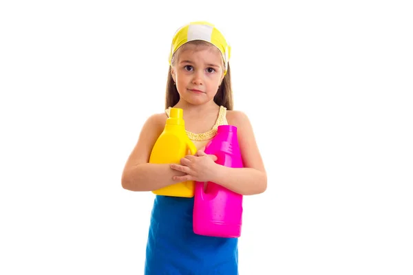 Meisje in schort houden twee flessen — Stockfoto