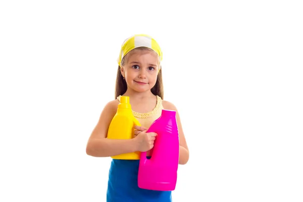 Dziewczyna w fartuch, trzymając dwie butelki — Zdjęcie stockowe