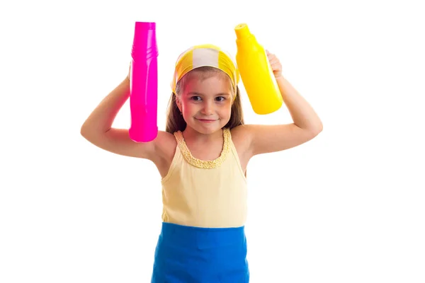 Mädchen in Schürze hält zwei Flaschen in der Hand — Stockfoto