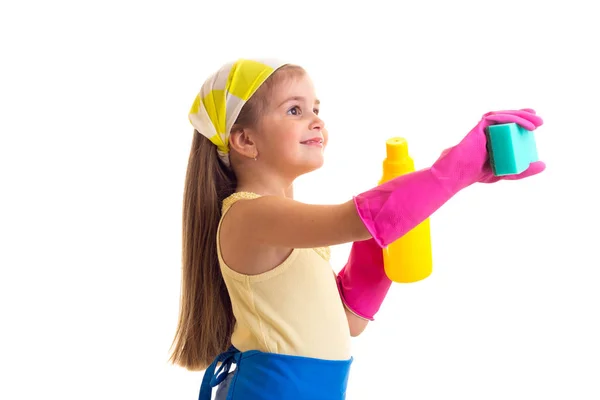 Mädchen in Schürze mit Flasche und Schwamm — Stockfoto