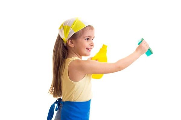 Meisje in schort met fles en spons — Stockfoto