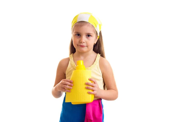 Menina em avental com garrafa e espanador — Fotografia de Stock