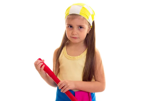 Menina de avental com luvas segurando uma esfregona — Fotografia de Stock