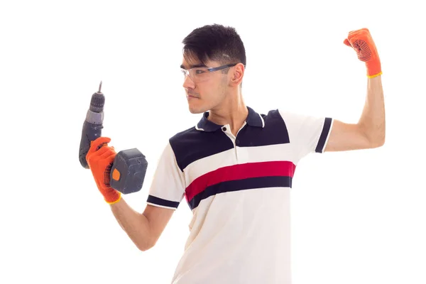 Joven con guantes y gafas sujetando destornillador eléctrico —  Fotos de Stock