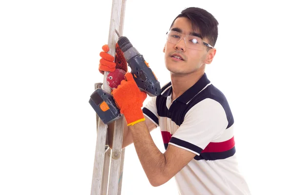 Jovem segurando caderneta e chave de fenda elétrica — Fotografia de Stock