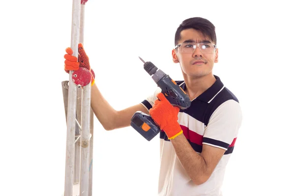 Jovem segurando caderneta e chave de fenda elétrica — Fotografia de Stock