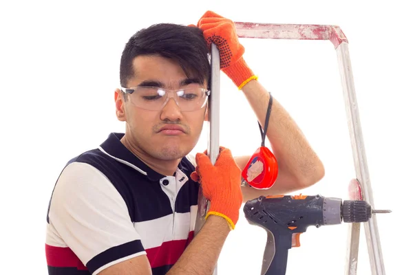 Jovem com chave de fenda elétrica e chaveiro — Fotografia de Stock