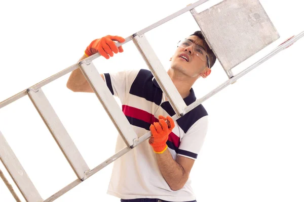 Joven con guantes y gafas sosteniendo un libro mayor — Foto de Stock