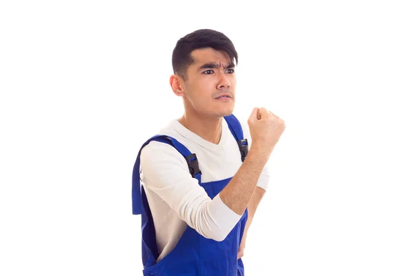 Молодой сердитый мужчина в синем — стоковое фото