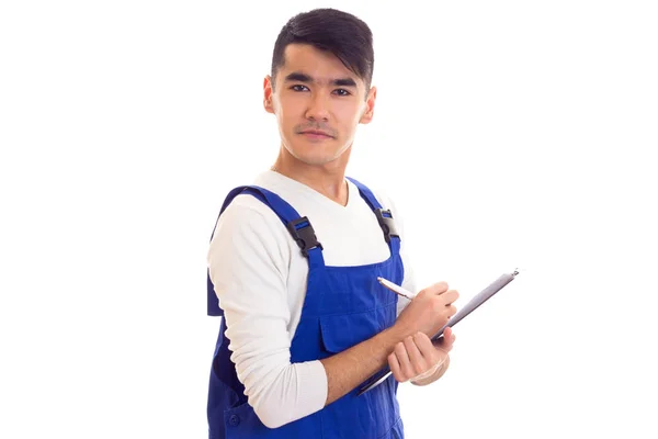 Jovem homem em azul segurando caneta e pasta geral — Fotografia de Stock