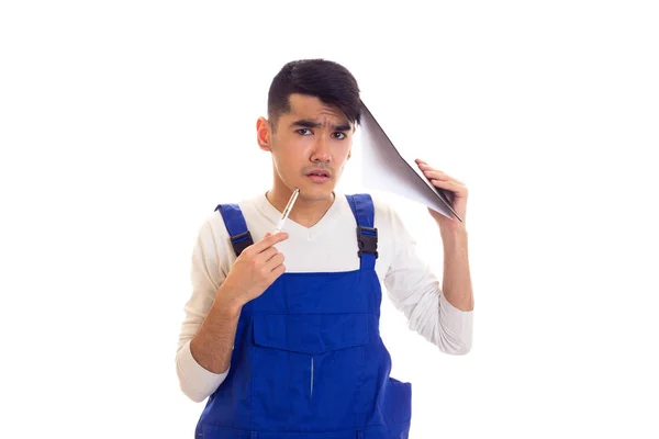 Молодой человек в синем с ручкой и папкой в руках — стоковое фото