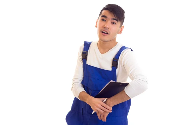 Jovem homem em azul segurando caneta e pasta geral — Fotografia de Stock