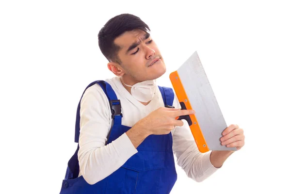 Человек в синем с респиратором, держащим лопатку. — стоковое фото