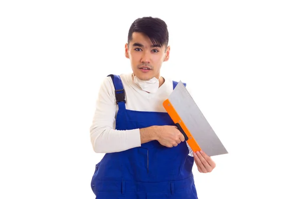 Homem de azul em geral com respirador segurando espátula — Fotografia de Stock