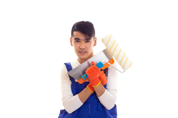 Homme en bleu avec gants tenant la spatule et le rouleau — Photo