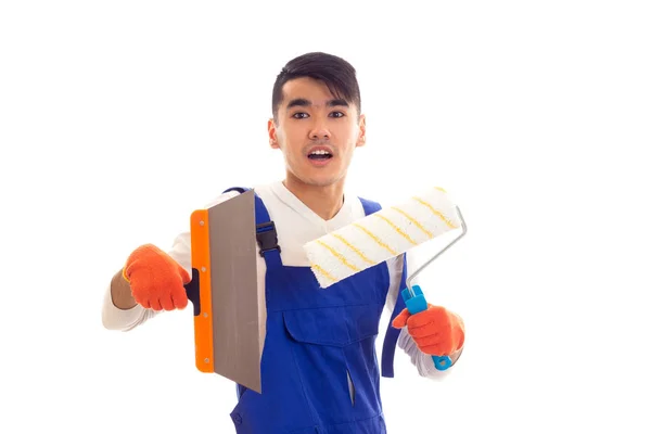 Man in het algemeen met handschoenen holding spatel en roll blauw — Stockfoto