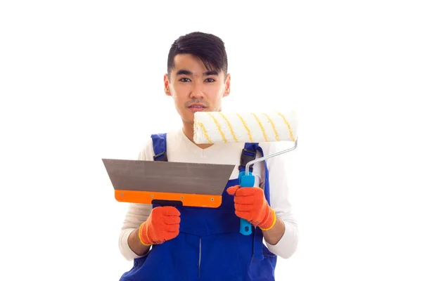 Man in het algemeen met handschoenen holding spatel en roll blauw — Stockfoto