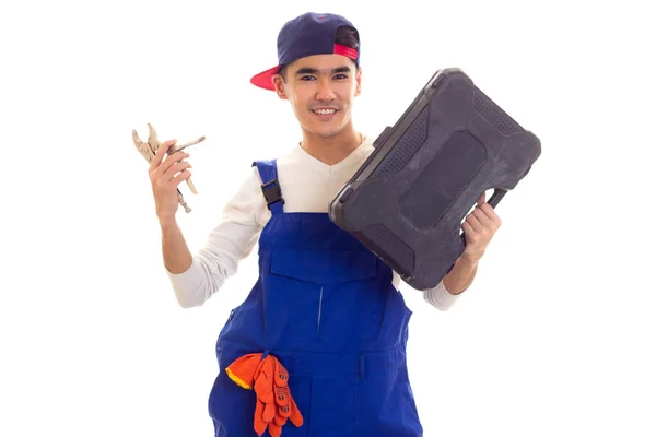 Jonge man in totale bedrijf spanner en toolbox — Stockfoto
