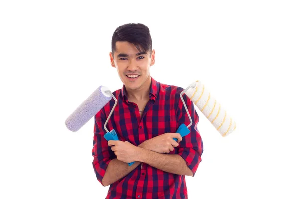 Молодий чоловік тримає два рулони — стокове фото