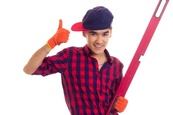 Młody człowiek w rękawice i snapback trzyma poziom — Zdjęcie stockowe