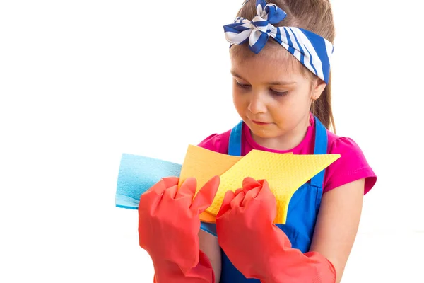 Meisje in schort en handschoenen houden poetsdoeken Stockfoto