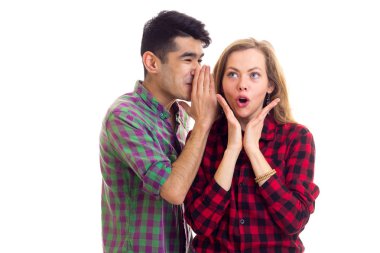 Genç çift ekose gömlekler