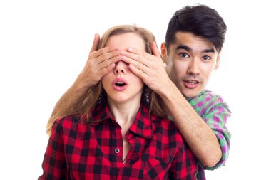 Genç çift ekose gömlekler