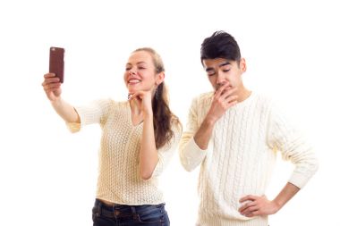 Genç bir çift selfie çekiyor.