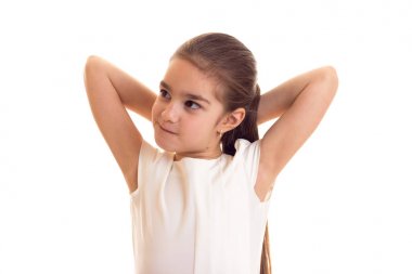 Küçük kız beyaz tişört ve siyah etek