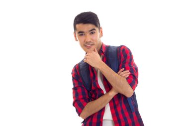 Sırt çantalı genç adam.