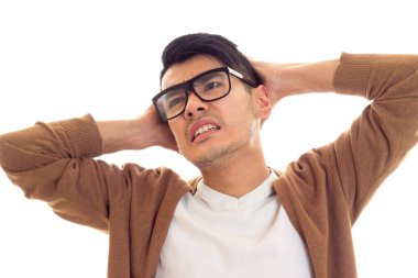 Gözlüklü genç adam