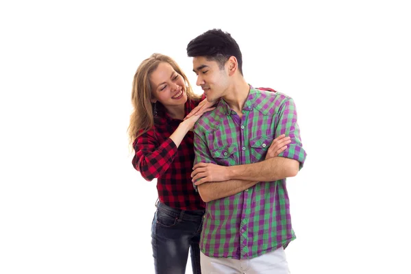 Jovem casal em camisas xadrez — Fotografia de Stock