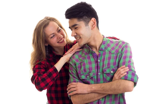 Jovem casal em camisas xadrez — Fotografia de Stock