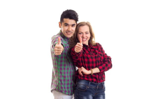 Jeune couple en chemises à carreaux — Photo