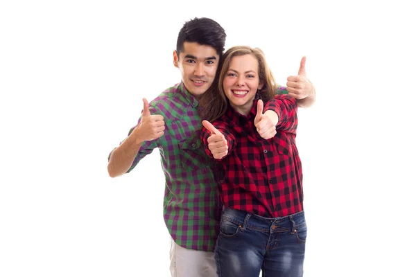 Jeune couple en chemises à carreaux — Photo