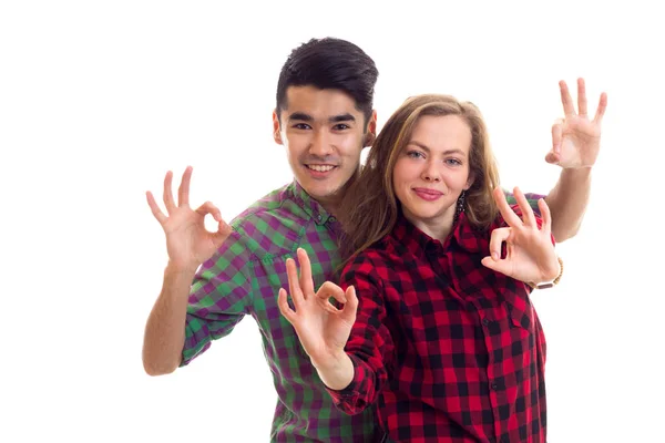 Jeune couple en chemises à carreaux — Photo