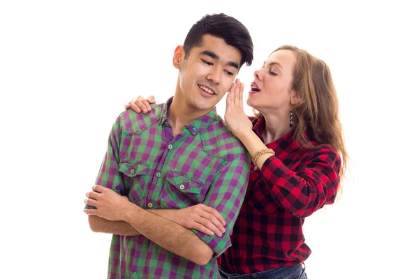 Jovem casal em camisas xadrez — Fotografia de Stock