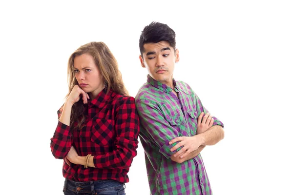 Jeune couple en chemises à carreaux — Photo