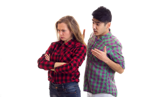 Jovem casal em camisas xadrez discutindo — Fotografia de Stock