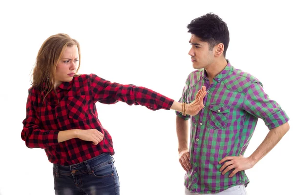 Junges Paar in karierten Hemden streitet — Stockfoto