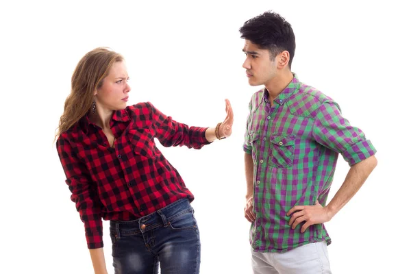 Jovem casal em camisas xadrez discutindo — Fotografia de Stock