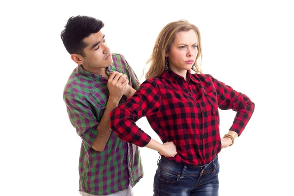 Mladý pár v kostkované košile, tvrdí — Stock fotografie
