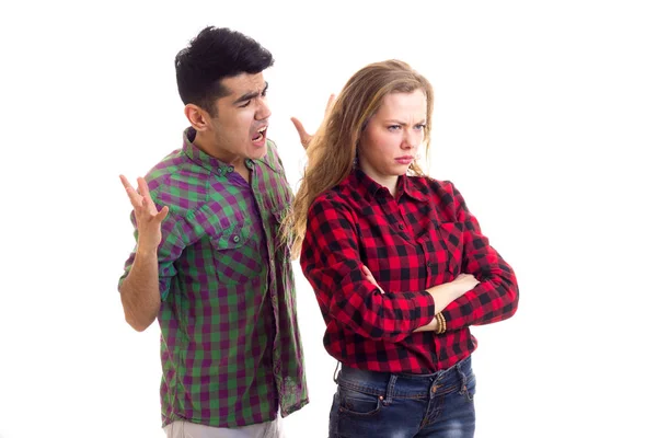Jeune couple en chemises à carreaux argumenter — Photo