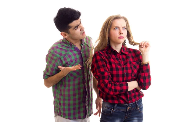 Jovem casal em camisas xadrez discutindo — Fotografia de Stock