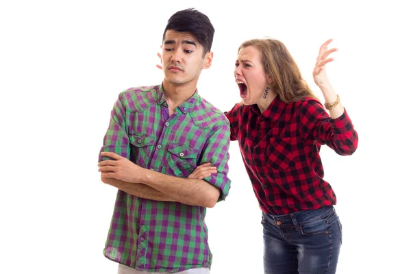 Молода пара в плетених сорочках сперечаються — стокове фото
